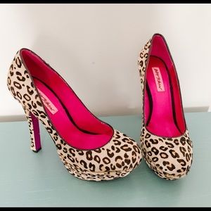 Gorgeous Betsey Johnson leopard pumps